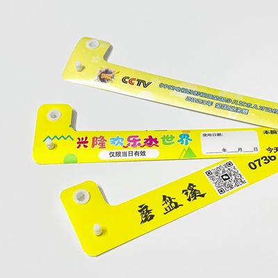 Des bracelets en vinyle PVC en forme de L personnalisés pour l'identification des participants à la conférence