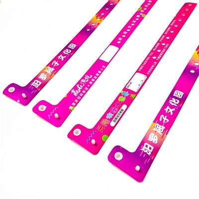 Des bracelets en vinyle PVC jetables pour l'identification et le divertissement des billets de parc en forme de L.