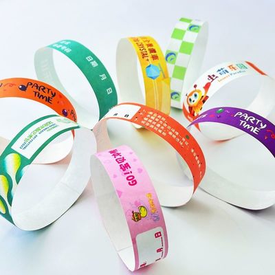 Un bracelet imprimé en couleur avec un design réglable La solution de marque parfaite