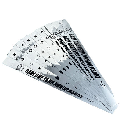 Des bracelets de fête à la mode ajoutent de l'éclat à votre événement avec des bandes en plastique