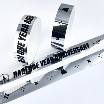 Ajouter un texte de logo sur des bracelets holographiques laser style paillettes pour adultes et enfants lors d'un événement