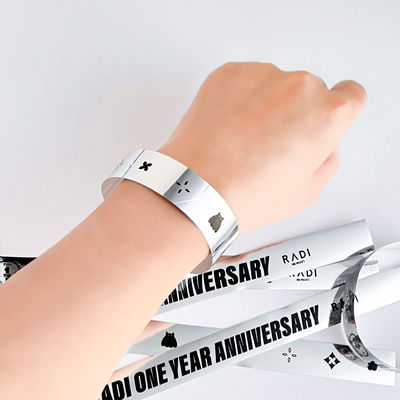 Des bracelets holographiques avec logo personnalisé, parfaits pour les fêtes/événements.