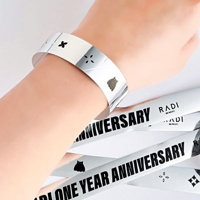 Des bracelets en plastique pour les fêtes avec un logo personnalisé et un glitter holographique