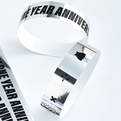 Des bracelets en plastique pour fêtes à la mode qui prennent en charge le logo couleur et le service personnalisé avec un texte holographique brillant à ajouter à votre événement