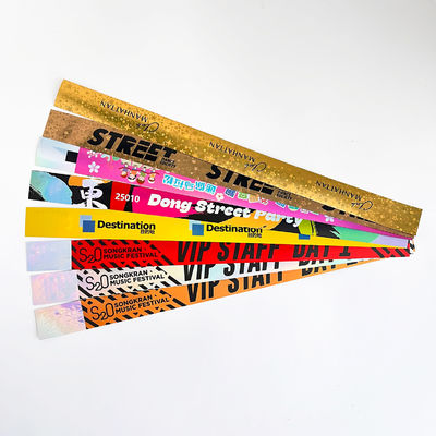 Des bracelets de fête holographiques avec un logo personnalisé en plastique