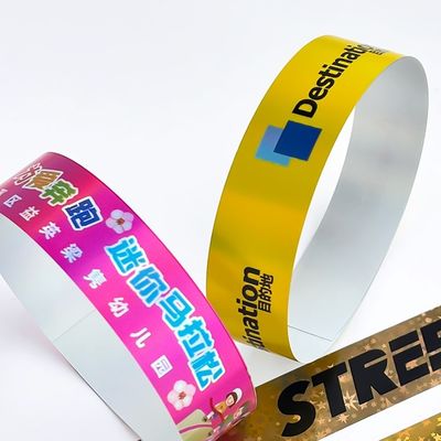 Des bracelets holographiques personnalisés jetables avec logo imprimé pour la promotion de la marque