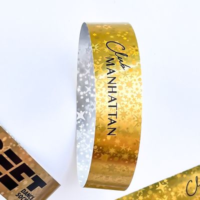Bracelet de poignet jetable en plastique doré avec motif d'étoiles holographiques et texte imprimé avec logo pour fêtes/événements