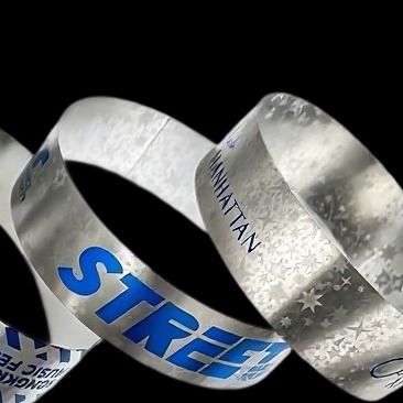 Ajoutez de l'éclat à votre événement avec des bracelets de fête pailletés, personnalisables et durables